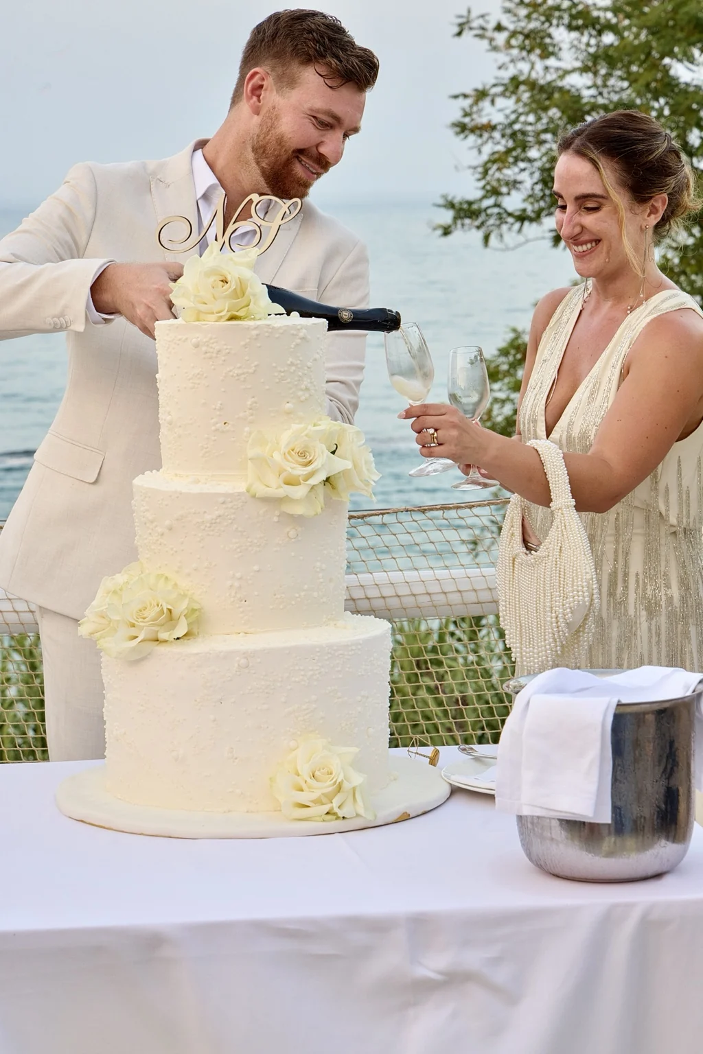 Sposi durante il taglio della torta con l'Adriatico sullo sfondo